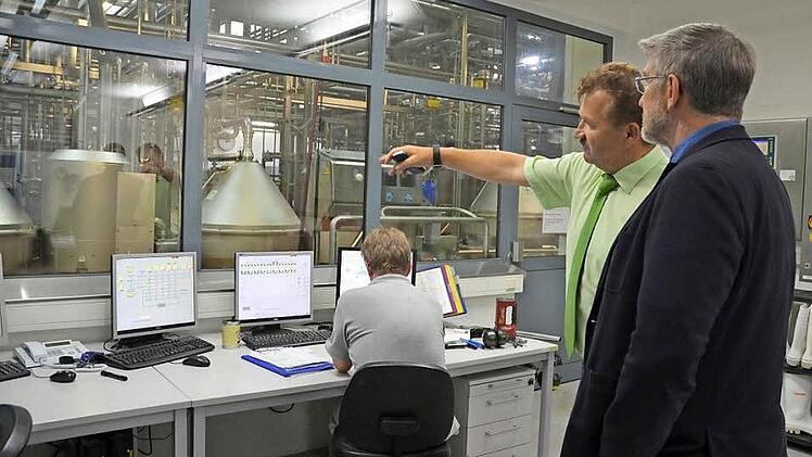 Landrat Michael Busch lässt sich von Direktor Ludwig Weiß erklären, wie die Käsebereitung bei den Milchwerken in Wiesenfeld zentral gesteuert und überwacht wird. Foto: Rainer Lutz