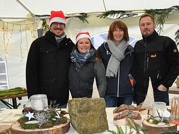 Bastelten für den Basar: Thorsten Grament,  Inge Halbleib, Sabine Storch-Leibold und Bernd Halbleib (v.l.n.r.)  Foto: Petra Heurich