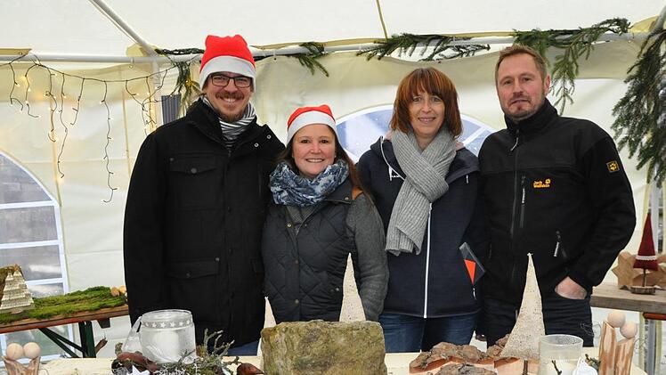 Bastelten für den Basar: Thorsten Grament,  Inge Halbleib, Sabine Storch-Leibold und Bernd Halbleib (v.l.n.r.)  Foto: Petra Heurich