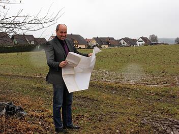 Im Ortsteil Thüngfeld konnte die Stadt Schlüsselfeld - im Bild Bürgermeister Johannes Krapp - Bauland erwerben. Auf dieser Fläche oberhalb der Hans-Schramm-Straße sollen bis 2021 20 neue Bauplätze entstehen.  Foto: Evi Seeger
