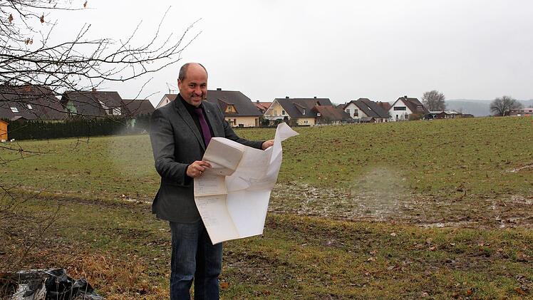 Im Ortsteil Thüngfeld konnte die Stadt Schlüsselfeld - im Bild Bürgermeister Johannes Krapp - Bauland erwerben. Auf dieser Fläche oberhalb der Hans-Schramm-Straße sollen bis 2021 20 neue Bauplätze entstehen.  Foto: Evi Seeger
