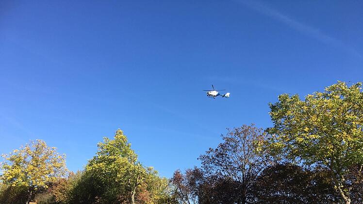 Im Gebüsch, direkt unter dem Hubschrauber, liegen Teile des Wracks. Foto: Ralf Ruppert