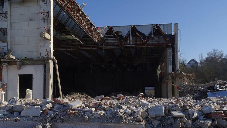 Der schwere Bagger hat bereits ein ordentliches Stück aus der Halle herausgebrochen.Foto: Jochen Berger