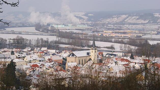 Eltmann im Schnee: Das klappte am Mittwoch genau zur Stadtratssitzung schon mal, wenn auch nicht so &uuml;ppig wie auf dem Archivbild. Die Nahversorgung in der Innenstadt, aber auch die Arbeitspl&auml;tze im Industriegebiet sind zentrale Anliegen der Stadt. Sabine Weinbeer/Archiv