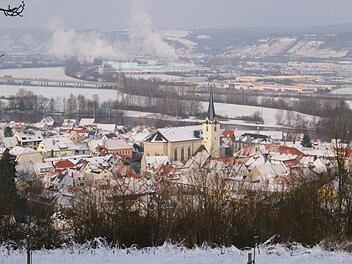 Eltmann im Schnee: Das klappte am Mittwoch genau zur Stadtratssitzung schon mal, wenn auch nicht so üppig wie auf dem Archivbild. Die Nahversorgung in der Innenstadt, aber auch die Arbeitsplätze im Industriegebiet sind zentrale Anliegen der Stadt. Sabine Weinbeer/Archiv