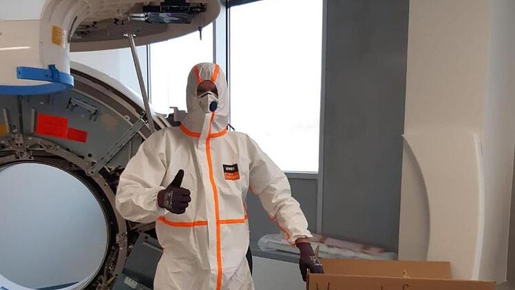 Mitarbeiter von Simon Hegele mit Schutzanzug und Schutzmaske im Risikogebiet in Italien mitten im Lockdown. Simon Hegele