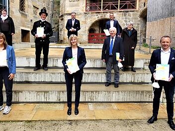 Die Übergabe: (vorne, von links) Katharina Hasemann (Ireks), Anja Wimmer (Wimmer GmbH), Christian Alexy (Wagner Treppenbau),  (in  der Mitte, von  links) Klimamanagerin Ingrid Flieger, Ralf Gröbner (Kaminkehrermeister), Hans Schwender mit Ehefrau  Ursula, (oben,  von links) Landrat Klaus Peter Söllner und Marcus Raabe (Wiegel Gebäudetechnik).