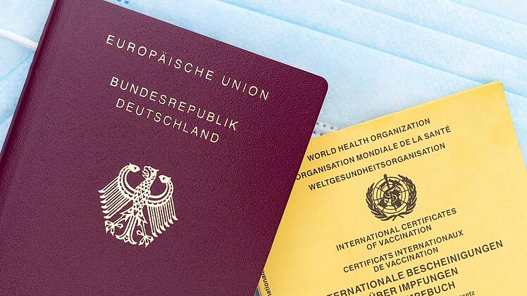 Mittlerweile ein Paar: Reisepass und Impfausweis.