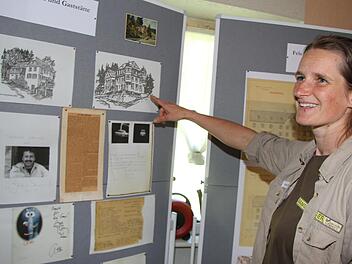 Rangerin Ines Gareis zeigte, dass der legend&auml;re Gasthof nicht immer &uuml;ber markante T&uuml;rmchen verf&uuml;gt hat.