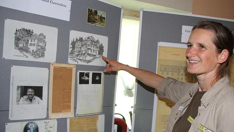 Rangerin Ines Gareis zeigte, dass der legend&auml;re Gasthof nicht immer &uuml;ber markante T&uuml;rmchen verf&uuml;gt hat.