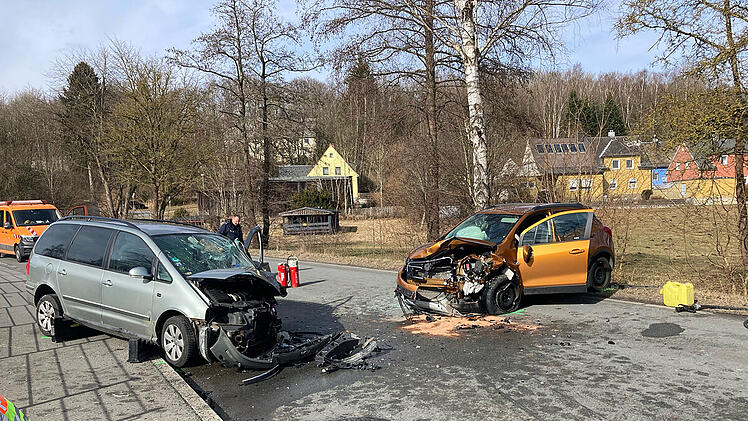 Kreis Bayreuth: Auto gerät plötzlich in Gegenverkehr - drei Frauen schwer verletzt