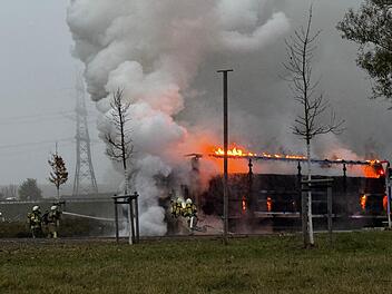 Feuerinferno auf der A9: 40-Tonner brennt auf Fahrbahn komplett aus