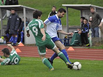 Immer wieder aufgestanden: Ramsthals Spielertrainer Thorsten Büttner liegt am Boden, kann sich aber auf Jan Morper verlassen, der dem Bad Kissinger Ervin Gergely auf den Leib rückt. Foto: san