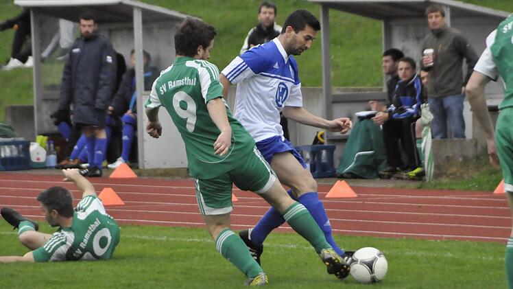Immer wieder aufgestanden: Ramsthals Spielertrainer Thorsten Büttner liegt am Boden, kann sich aber auf Jan Morper verlassen, der dem Bad Kissinger Ervin Gergely auf den Leib rückt. Foto: san