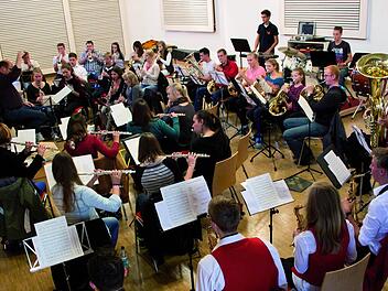 Immer freitags probt das Hauptorchester im eigenen Musikheim in Gundelsheim. Nach den Proben geht der gesellige Teil weiter.  Foto: privat