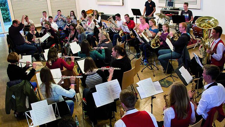Immer freitags probt das Hauptorchester im eigenen Musikheim in Gundelsheim. Nach den Proben geht der gesellige Teil weiter.  Foto: privat
