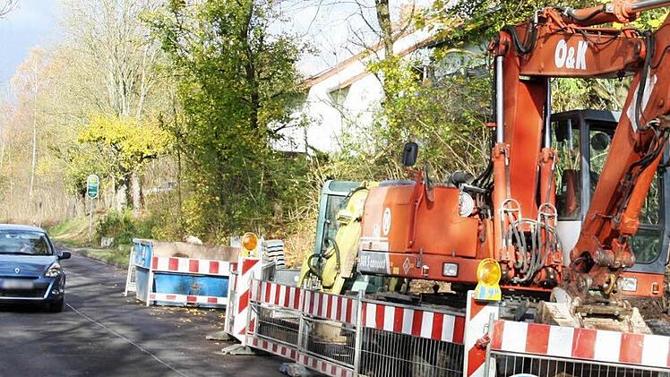 In der Salinenstraße ist ein Stück Rohr der alten Soleleitung gebrochen. Es kommt zu Behinderungen.  Foto: Edgar Bartl