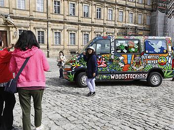 Wenn der Woodstock-Bus auftaucht, interessieren sich die Touristen nur noch in zweiter Linie für das Weltkulturerbe.  Foto: Matthias Hoch