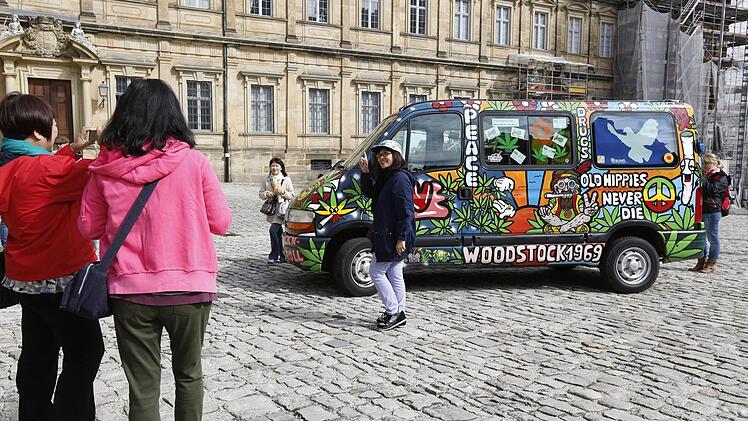 Wenn der Woodstock-Bus auftaucht, interessieren sich die Touristen nur noch in zweiter Linie für das Weltkulturerbe.  Foto: Matthias Hoch