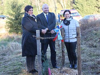 Der Tettauer Bürgermeister Peter Ebertsch pflanzte mit Landrätin Christine Zitzmann (rechts) und Bürgermeisterin Sibylle Abel eine Einheitseiche an der Stelle, wo früher die Grenze verlief. Foto: Veronika Schadeck