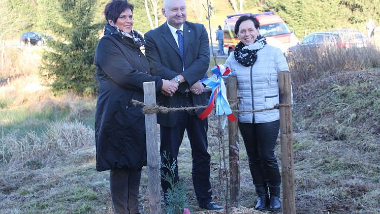 Der Tettauer Bürgermeister Peter Ebertsch pflanzte mit Landrätin Christine Zitzmann (rechts) und Bürgermeisterin Sibylle Abel eine Einheitseiche an der Stelle, wo früher die Grenze verlief. Foto: Veronika Schadeck
