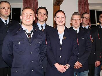 Nachwuchs vorhanden: Zweiter Kommandant Reiner Rauschmann (v. l.) begrüßte Marcel Stadler, Max Klubertanz, Anna Straube und Christoph Leurer in den Reihen der Erwachsenen. Zu den Gratulanten gehörten auch Kommandant Ivo Straube und Vorsitzender Günter Hummel. Fotos: Schaar