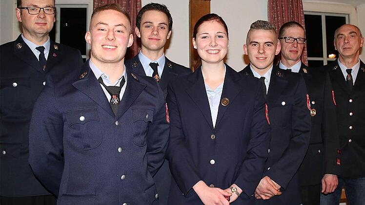 Nachwuchs vorhanden: Zweiter Kommandant Reiner Rauschmann (v. l.) begrüßte Marcel Stadler, Max Klubertanz, Anna Straube und Christoph Leurer in den Reihen der Erwachsenen. Zu den Gratulanten gehörten auch Kommandant Ivo Straube und Vorsitzender Günter Hummel. Fotos: Schaar
