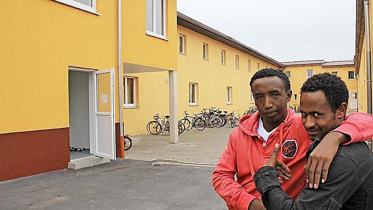 130 Plätze hat die frisch renovierte Gemeinschaftsunterkunft in Höchstadt, in der diese beiden jungen Flüchtlinge leben.  Foto: Andreas Dorsch