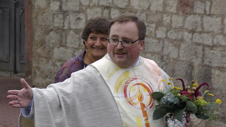 Er will den Gläubigen die Hand reichen: Pfarrer Norbert Wahler bei der Kirchenparade. Foto: Winfried Ehling