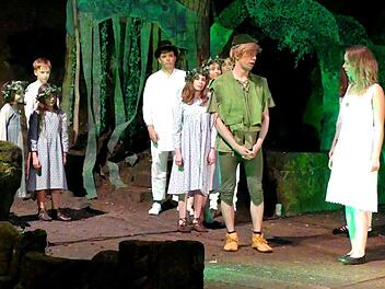 Wendy (Sabrina Schmitt) ist mit Peter Pan (Alexander Böhm, von rechts) bei den verlorenen Kindern auf "Neverland" angekommen.  Foto: Dieter Hübner