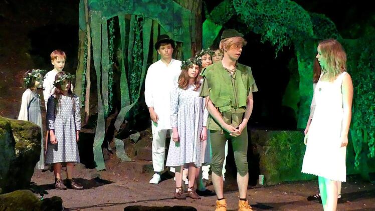 Wendy (Sabrina Schmitt) ist mit Peter Pan (Alexander Böhm, von rechts) bei den verlorenen Kindern auf "Neverland" angekommen.  Foto: Dieter Hübner