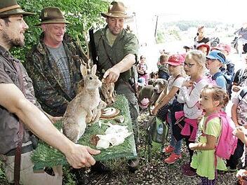 Die Kinder bestaunten die Tierpräparate. Foto: Mathias Erlwein