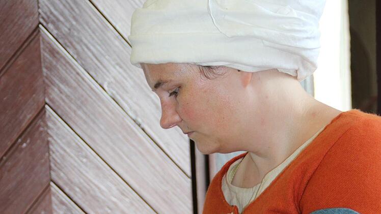 Nadine Zanner aus Hersbruck beim Spinnen. Foto: Katharina Müller-Sanke