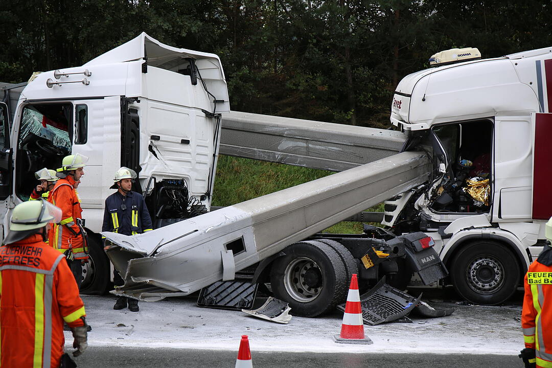 Marktschorgast: Lastwagen reißt Schilderbrücke ein – Lange Staus auf A9
