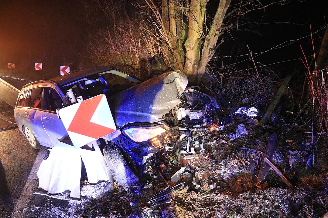 Autofahrer kracht gegen Baum in Kunreuth