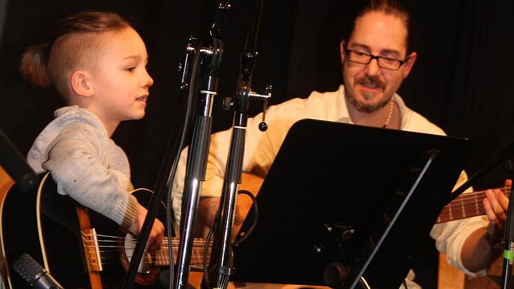 Lenny Schlund wurde von seinem Lehrer Martin Köhlerschmidt unterstützt. Er spielte gleich zwei Stücke: Das Lied vom Papagei und "Wenn der Elefant in die Disco geht" - ein Gitarrenwerk, bei dem Lenny sogar mitsang