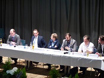 Michael Hofmann, Thorsten Glauber, Eleonore Birkenstock, Sebastian Körber, Atila Karabag und Robert Hümmer vom VdK (von links ) bei der Podiumsdiskussion