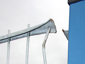 Einbruchsspuren am gesicherten Außenbereich eines Handyladens in Ebelsbach: Hier waren Täter über mehrere Jahre hinweg regelmäßig am Werk - zuletzt war dort im Dezember 2018 eingebrochen worden, insgesamt acht Mal seit 2016. Foto: Eckehard Kiesewetter/Archiv