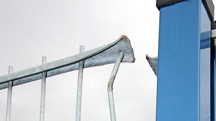 Einbruchsspuren am gesicherten Außenbereich eines Handyladens in Ebelsbach: Hier waren Täter über mehrere Jahre hinweg regelmäßig am Werk - zuletzt war dort im Dezember 2018 eingebrochen worden, insgesamt acht Mal seit 2016. Foto: Eckehard Kiesewetter/Archiv