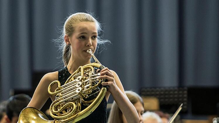 Begeisterten Beifall gab es beim Gastspiel des Jugendsymphonieorchesters Oberfranken in der Frankenhalle Neustadt. Umjubelte Solistin unter der Leitung von Till Fabian Weser war die junge Hornistin Sophia Reuter.Foto: Jochen Berger