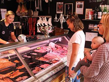 Die Kundinnen in dieser Adelsdorfer Metzgerei kaufen hier, "weil es besser schmeckt".  Fotos: Andreas Dorsch