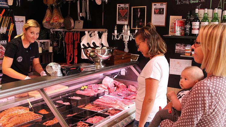 Die Kundinnen in dieser Adelsdorfer Metzgerei kaufen hier, "weil es besser schmeckt".  Fotos: Andreas Dorsch