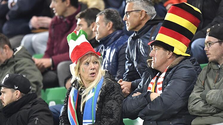 Hat das Legendenspiel zwischen Deutschlands Altstars und italienischen Ex-Profis in Fürth  etwa zu einem Beziehungsstreit geführt? Sportfoto Zink