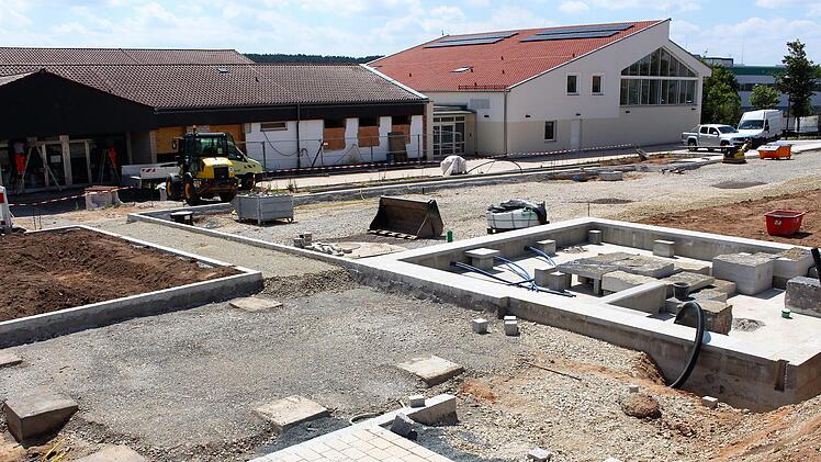 Die neue Veranstaltungs- und Sporthalle (rechts im Bild) wurde bereits im vergangenen Jahr bezogen. Links gliedert sich das "Haus der Begegnung" an, das ein Treffpunkt für Alt und Jung werden soll. Ein gemeinsamer Eingang verbindet beide. Auf dem Vorplatz bereits gut zu erkennen ist das Wasserbecken, das zum Planschen oder zum Kneippen einlädt.      Foto: Evi Seeger