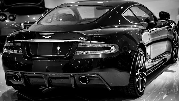 Sportwagen geschrottet: Ein 20-J&auml;hriger war zu schnell in einer Tiefgarage mit seinem Sportwagen und verursachte einen schweren Verkehrsunfall.