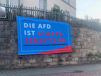 Unterhalb des Gerodaer Rathauses hing am Sonntag ein gegen die AfD gerichtetes Banner. Die Optik &auml;hnelte derjenigen, die die Partei f&uuml;r ihre Wahlplakate verwendet. Sp&auml;ter wurden das Banner, aber auch Plakate und Aufsteller entfernt.  Fotos: Alexander Richter