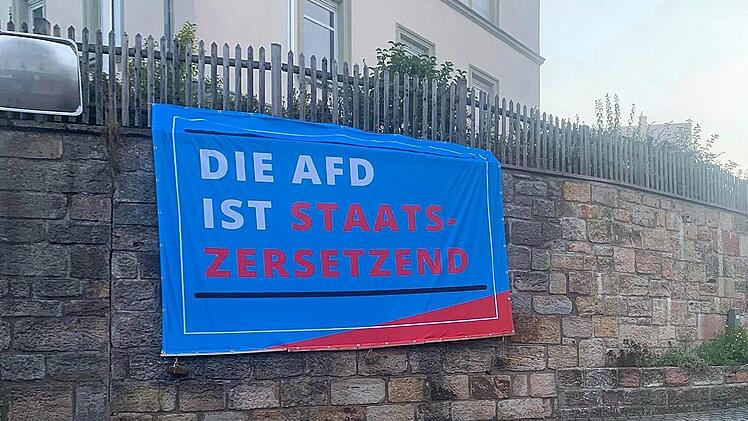 Unterhalb des Gerodaer Rathauses hing am Sonntag ein gegen die AfD gerichtetes Banner. Die Optik &auml;hnelte derjenigen, die die Partei f&uuml;r ihre Wahlplakate verwendet. Sp&auml;ter wurden das Banner, aber auch Plakate und Aufsteller entfernt.  Fotos: Alexander Richter