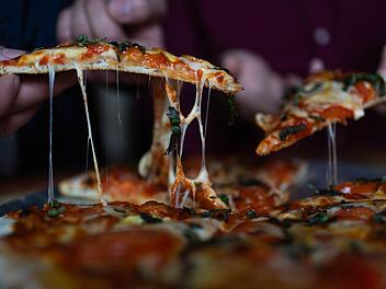 Dr. Oetker und Ralph Ruthe bringen neue vegane Pizza heraus
