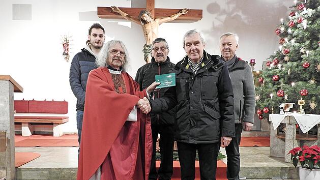 Der Vorsitzende des Gesangvereins „Liederkranz“ Haig, Reinhard Conradi, übergibt die Spende an Pater Helmut Haagen. Mit im Bild (hinten, v. l.): Max Lifka, Dirigent der „Haache Volksmusikanten“, Kirchenpfleger Adelbert Förtsch und Thomas Detsch, C...