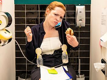 Essen, pumpen, telefonieren: Die Frau von heute muss Multitasking-fähig sein, suggeriert der Film "Wunderschön" von und mit Karoline Herfurth.